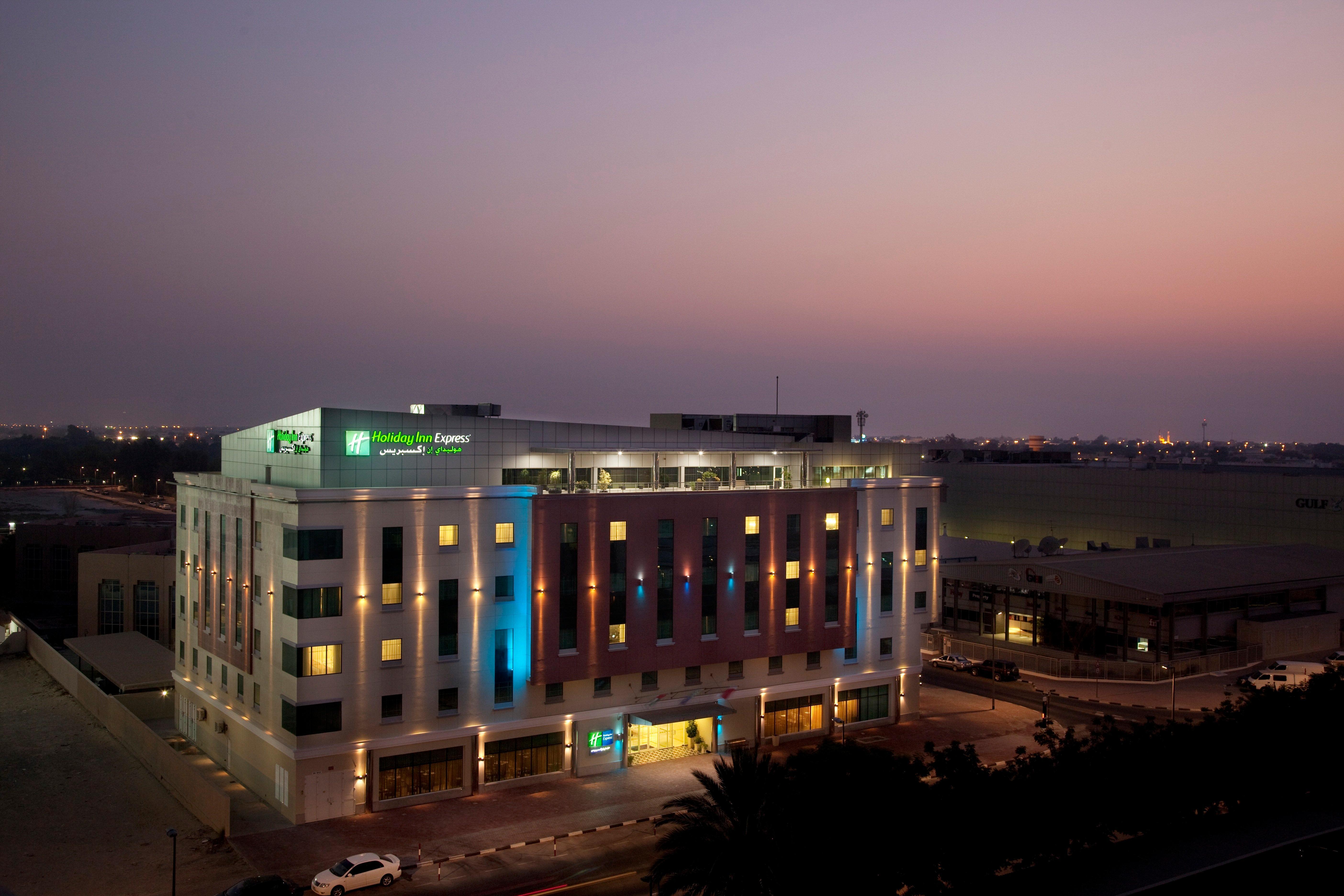 Holiday inn safa. Holiday Inn Express Dubai Safa Park. Holiday Inn Express Safa Park 2*. Holiday Inn Express Safa Park 3. Holiday Inn Express Safa Park 2* (Дубай, Даунтаун).